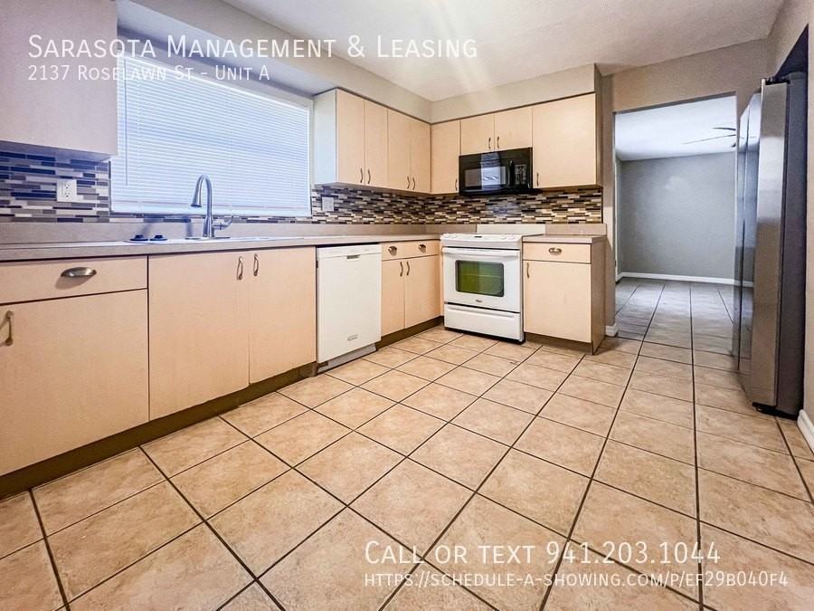 2137 Roselawn St #A - Photo 6 of 17