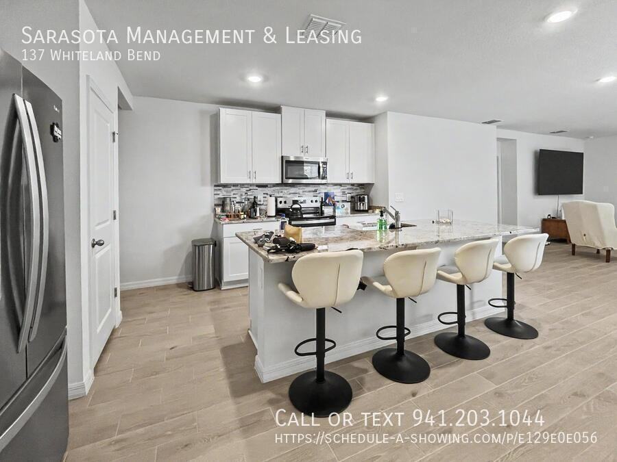 137 Whiteland Bnd - Photo 3 of 27