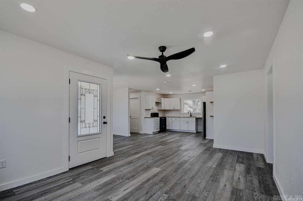 305 Reine St N - Photo 2 of 11