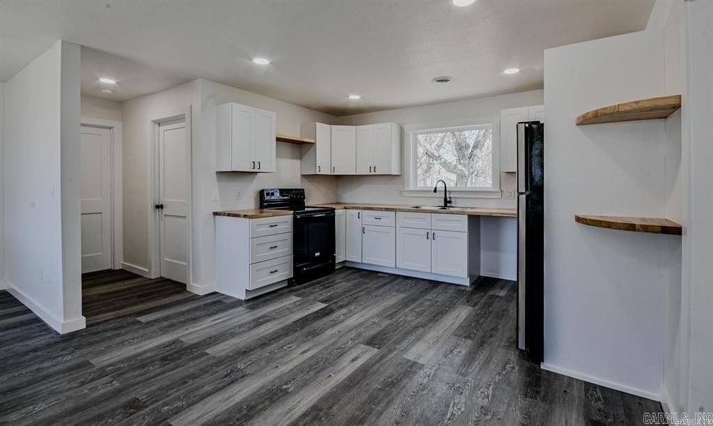 305 Reine St N - Photo 3 of 11