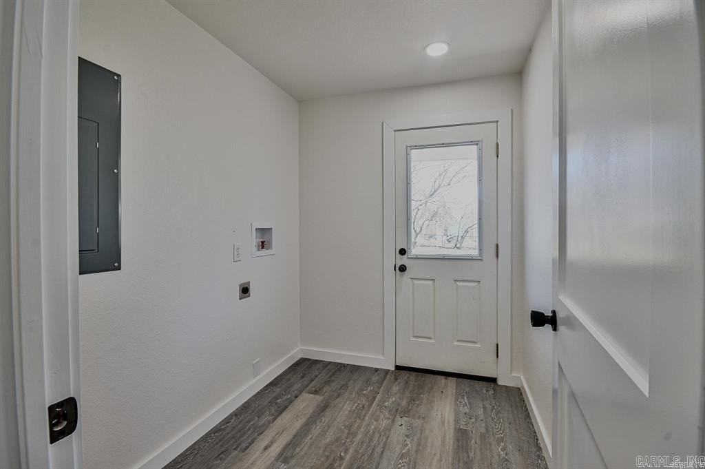 305 Reine St N - Photo 4 of 11