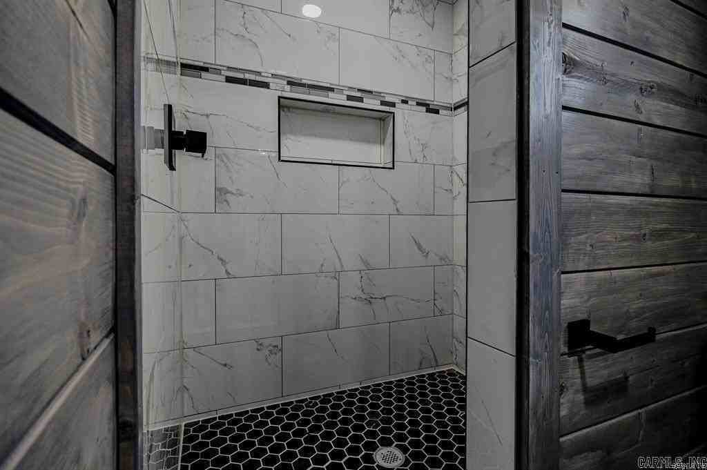 305 Reine St N - Photo 6 of 11