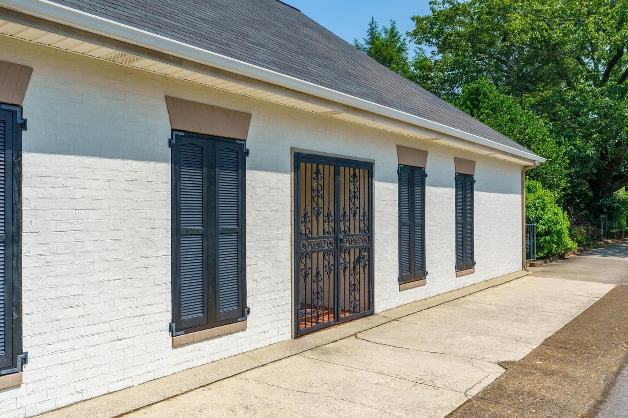 1003 E Brow Rd - Photo 5 of 40