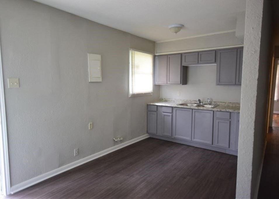 1606 Sycamore Pl - Photo 3 of 7