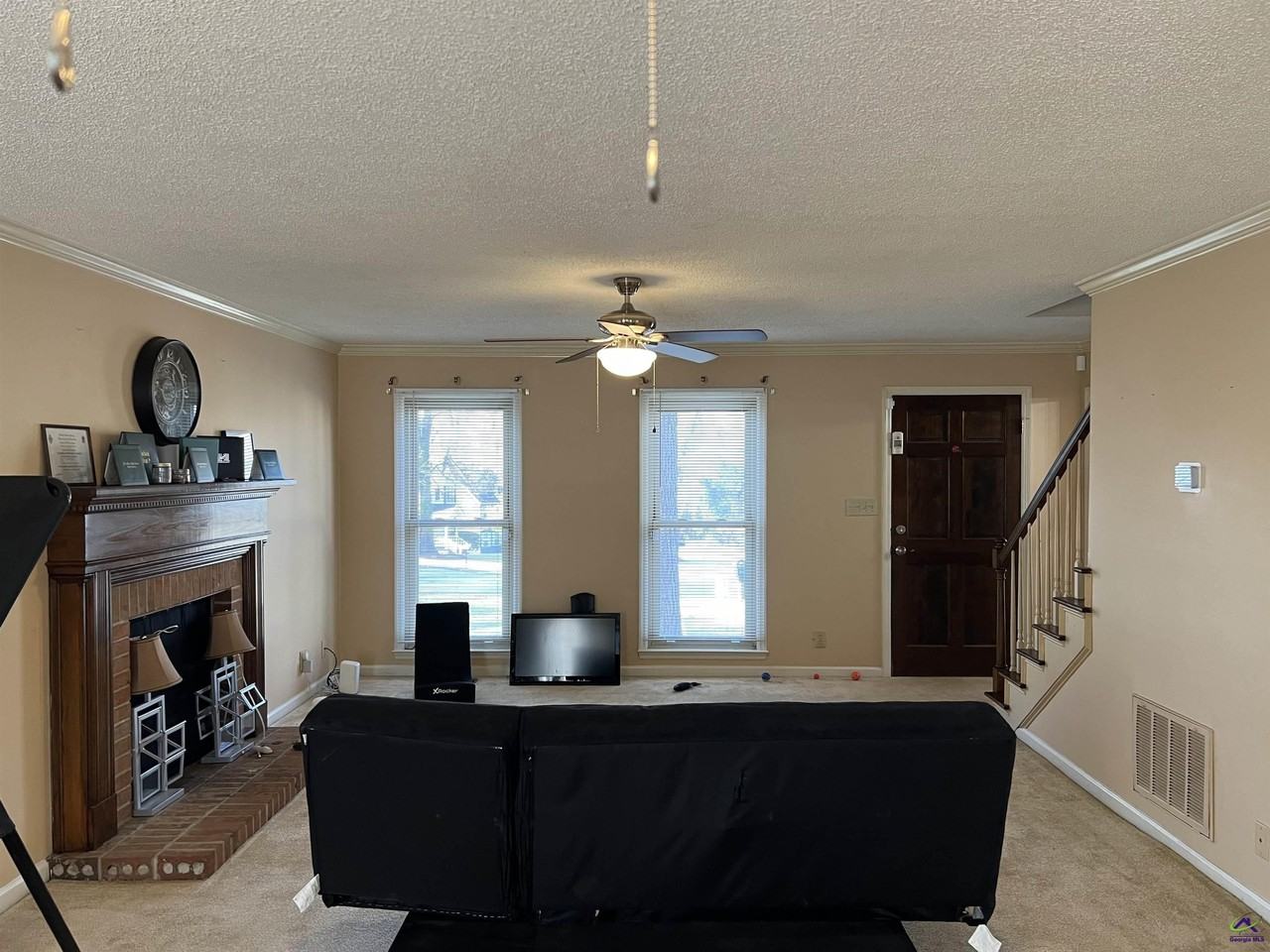 850 Parkview Ct - Photo 2 of 23