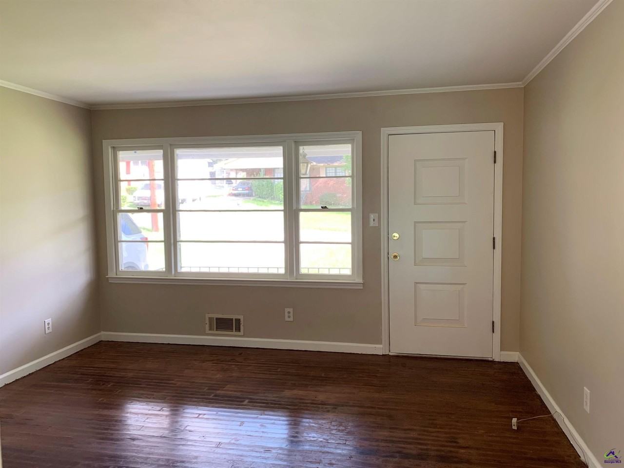 3240 Commodore Dr - Photo 2 of 24