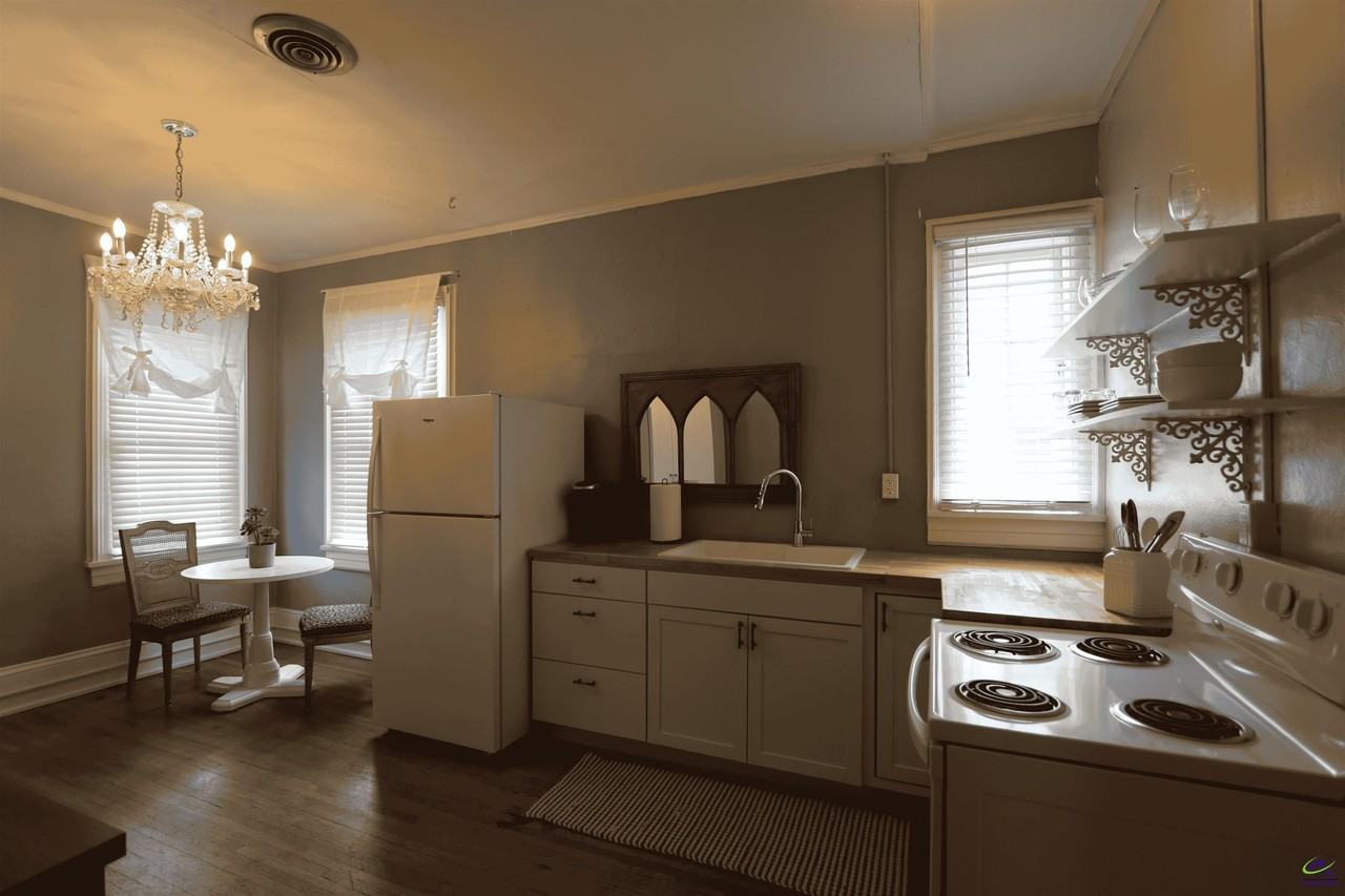 633 College St - Photo 2 of 21