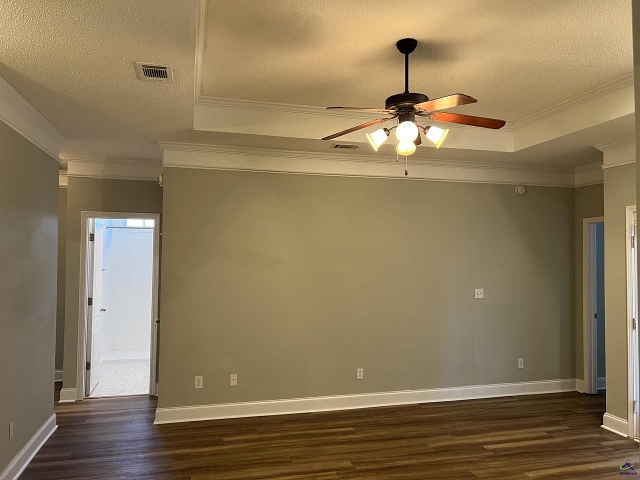 400 Manchester Ln - Photo 6 of 30