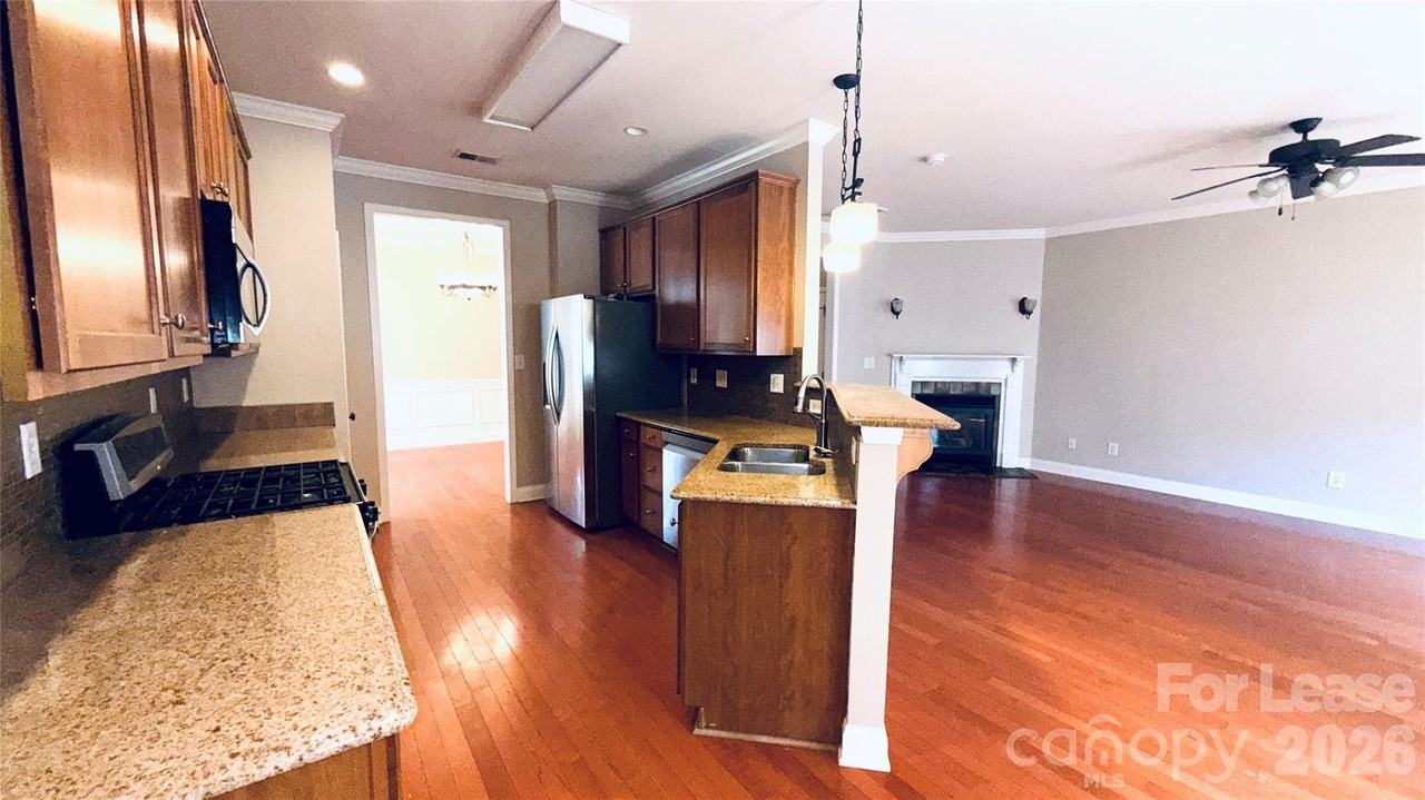 10010 Westmoreland Rd - Photo 5 of 18