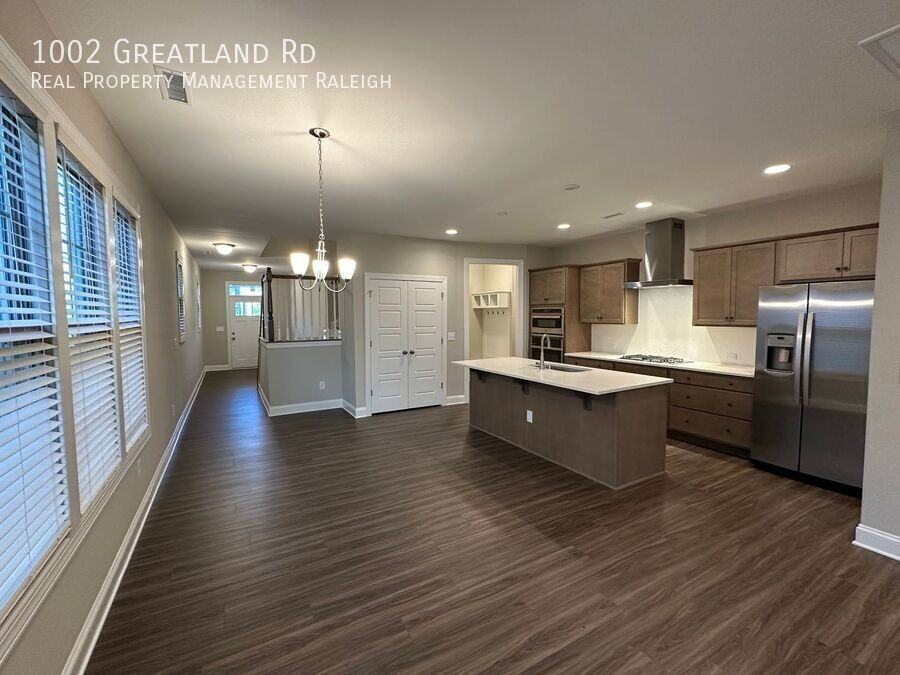 1002 Greatland Rd - Photo 5 of 14