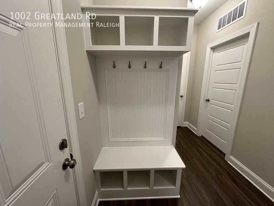 1002 Greatland Rd - Photo 6 of 14