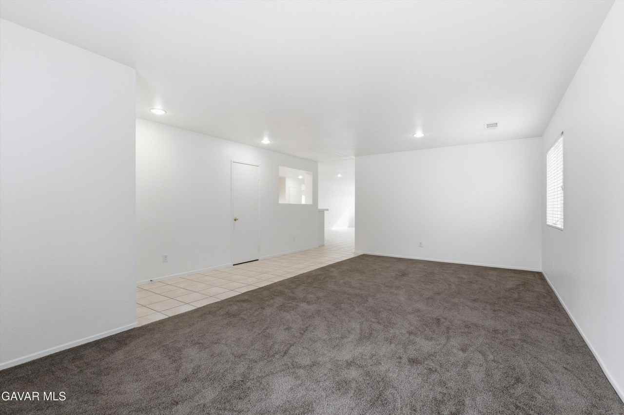 42144 Madison Ct - Photo 4 of 21