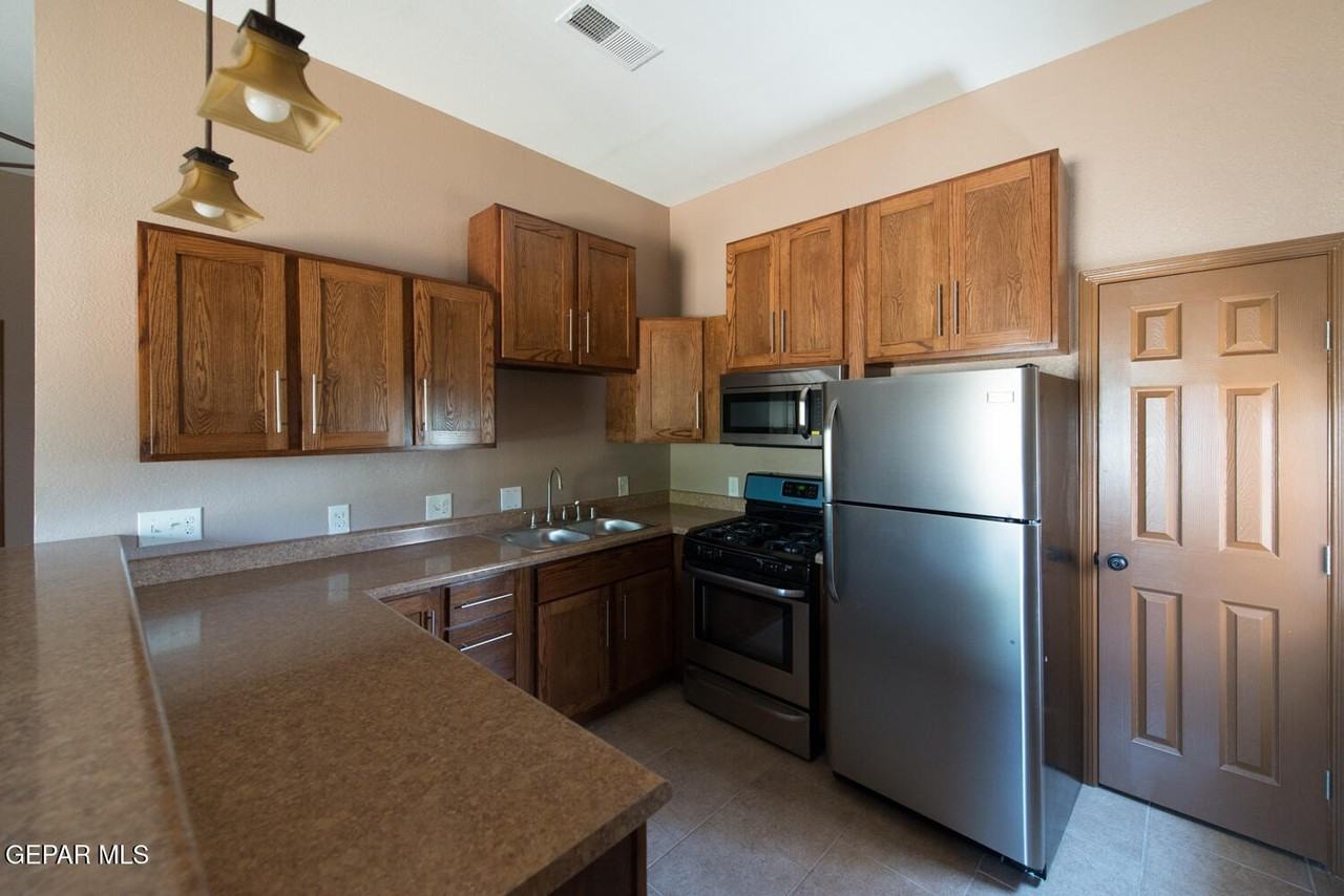 326 Coates Dr #B - Photo 3 of 27