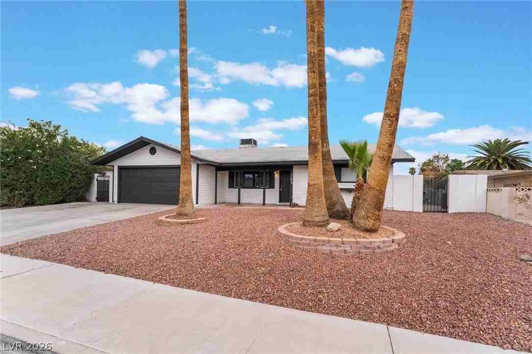 3992 Chinchilla Ave - Photo 2 of 50