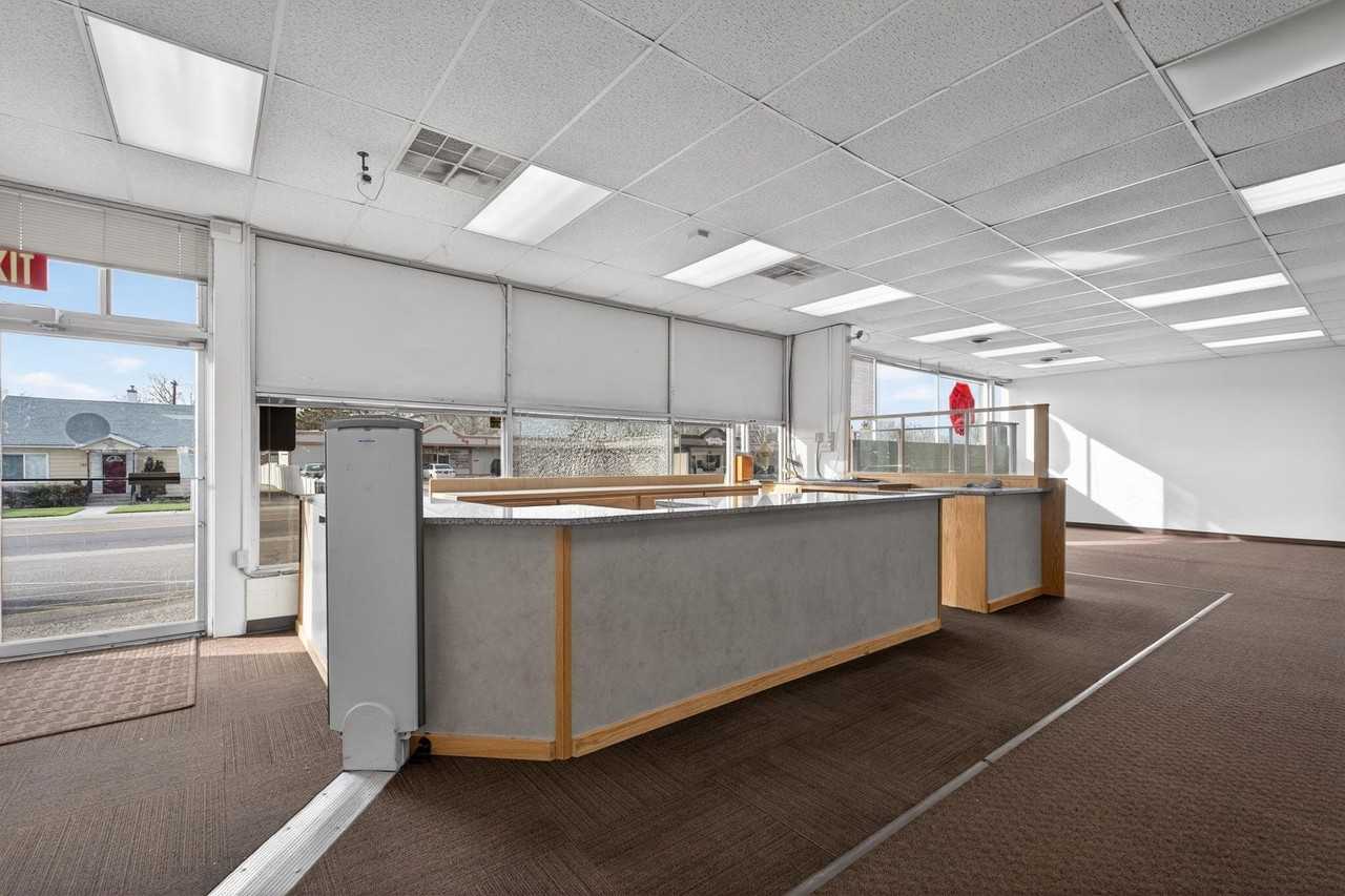 164 Jefferson Ave - Photo 3 of 36