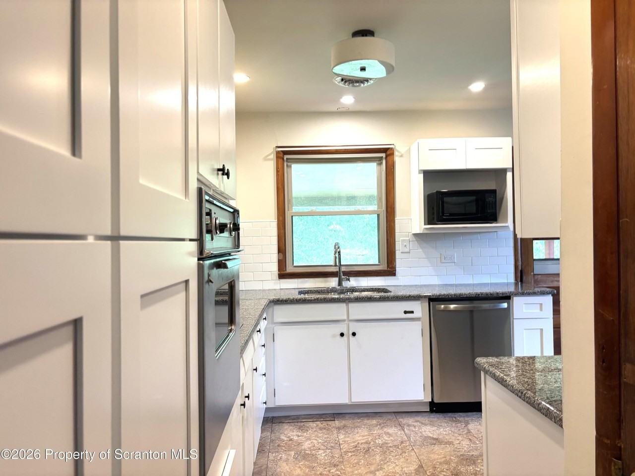 109 Laurel St - Photo 4 of 17