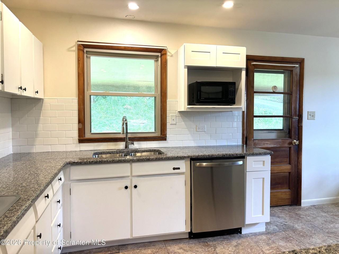 109 Laurel St - Photo 5 of 17