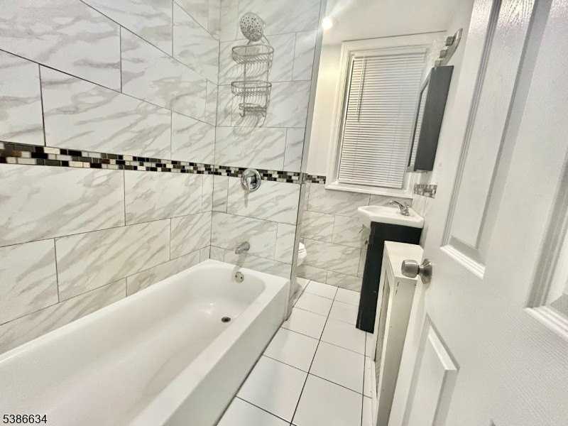 182 Seymour Ave Apt 1st - Photo 6 of 9