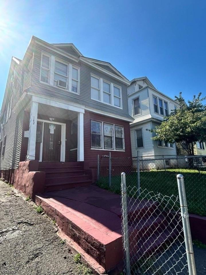 142 Mapes Ave Fl 2 #1