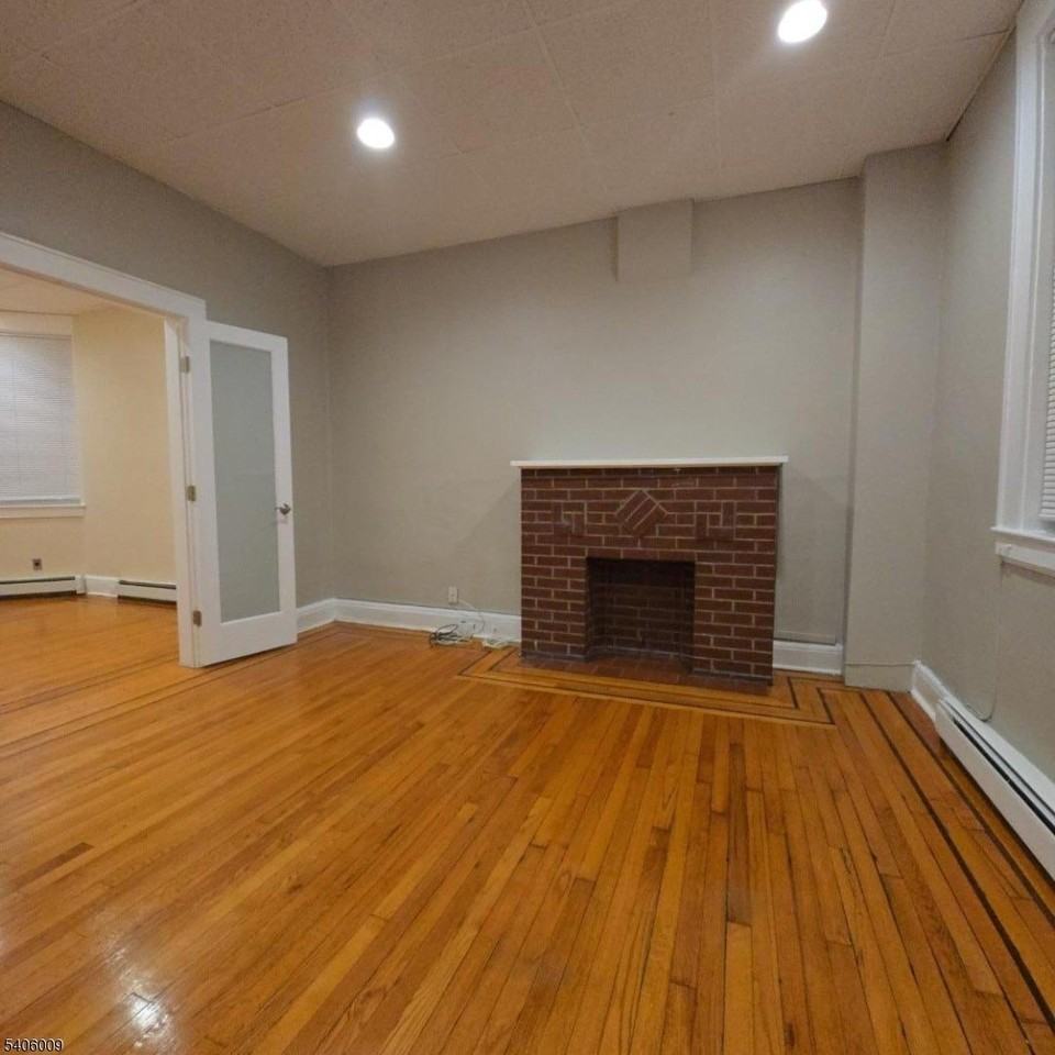 95 Nichols St - Photo 4 of 8