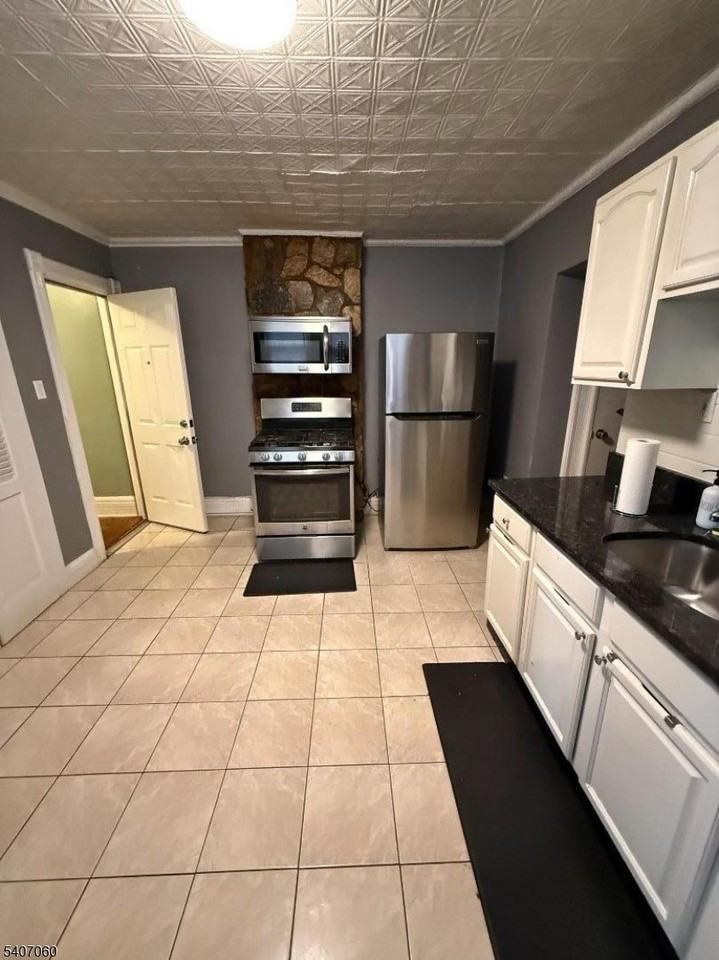 243 Lake St - Photo 7 of 10