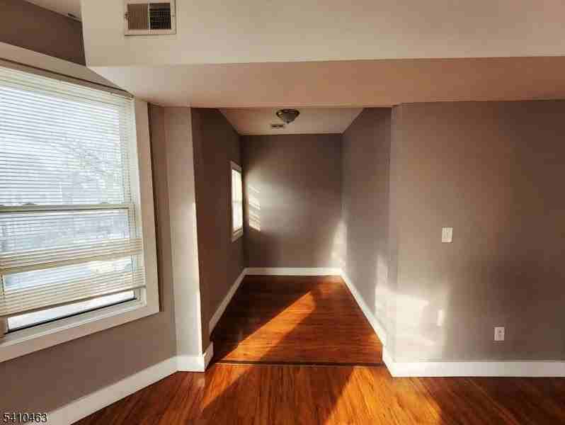 146 Hollywood Ave - Photo 5 of 22