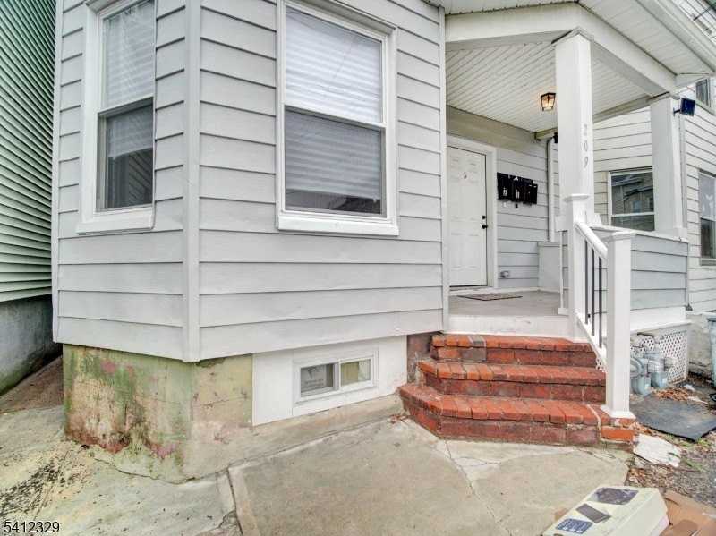 209 N 4th St - Photo 2 of 14