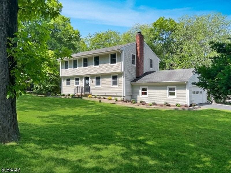 204 Deerfield Ln - Photo 2 of 33