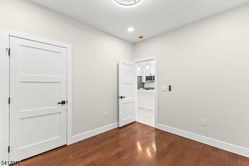 633 Lafayette Ave - Photo 4 of 37