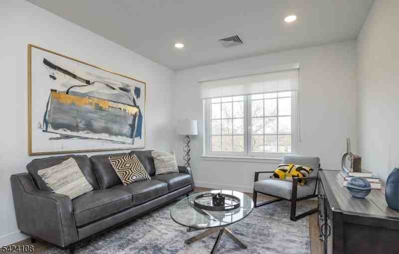 558 Market St - Photo 7 of 17