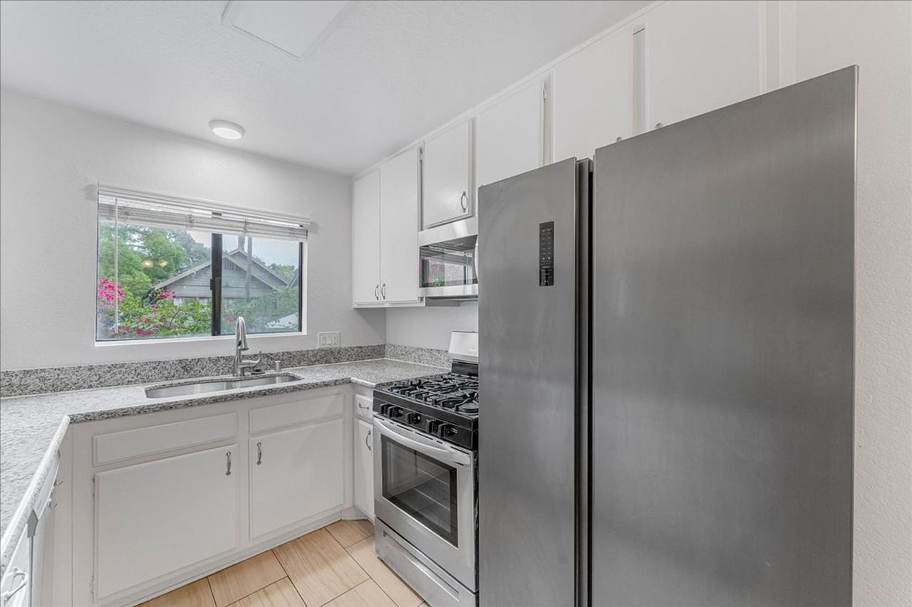 144 N Michigan Ave #06 - Photo 5 of 26