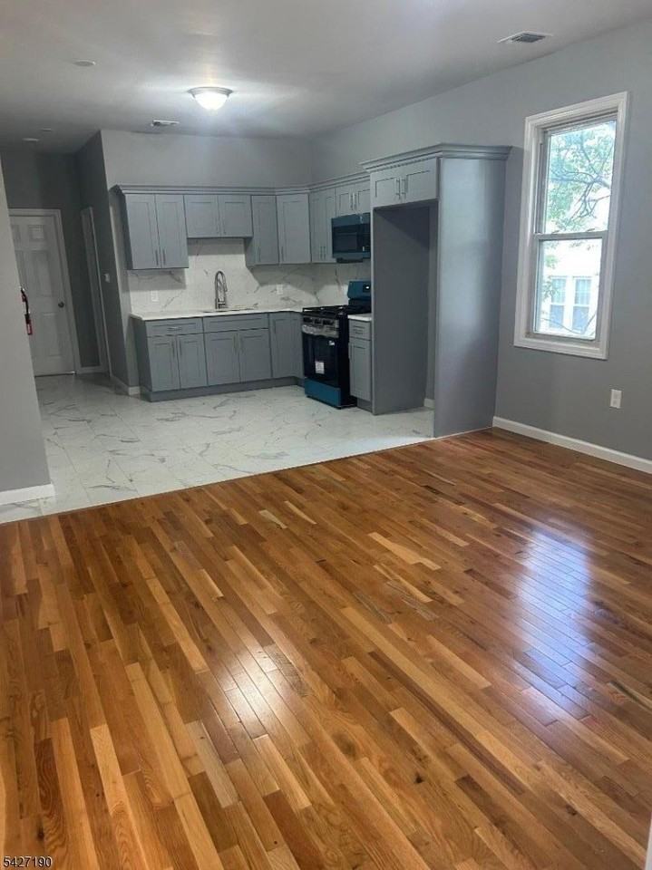 59 Campfield St #2R - Photo 2 of 5