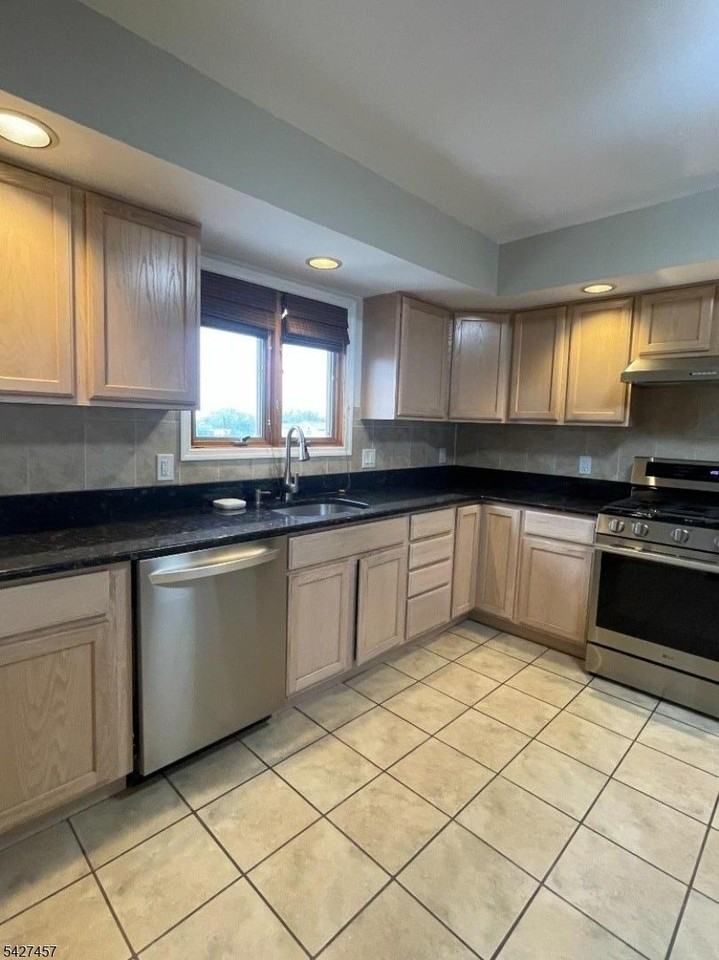 254 Crystal St - Photo 2 of 16