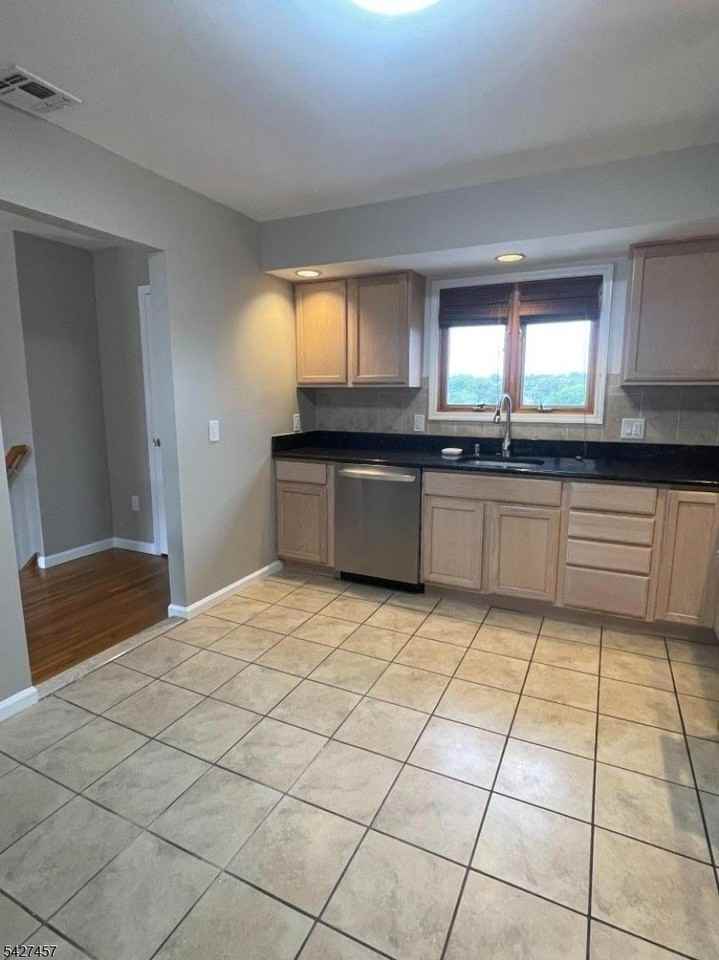 254 Crystal St - Photo 4 of 16