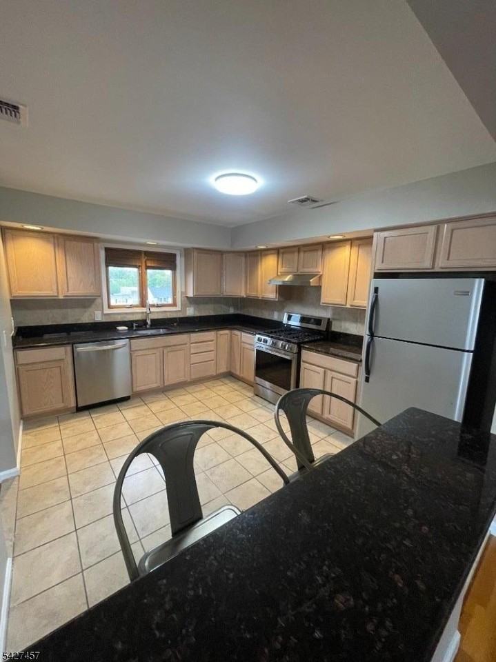 254 Crystal St - Photo 5 of 16