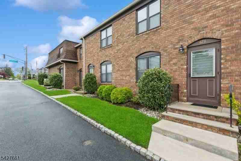 678 Bloomfield Ave #678 - Photo 3 of 17