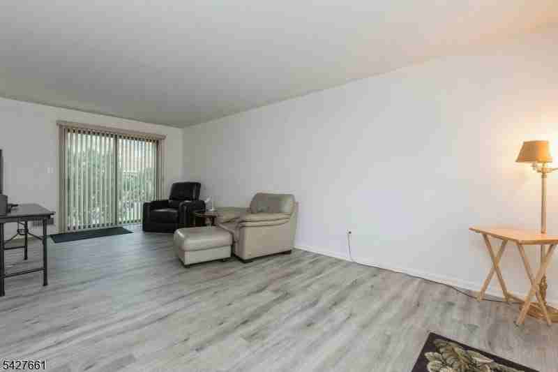 678 Bloomfield Ave #678 - Photo 7 of 17