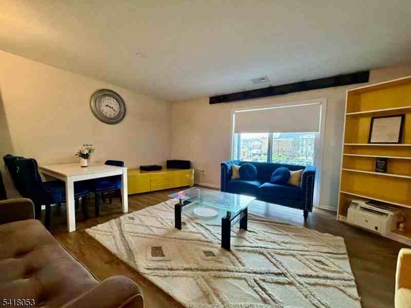 51 Smith St - Photo 4 of 10