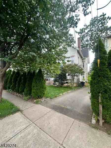208 E 9th St