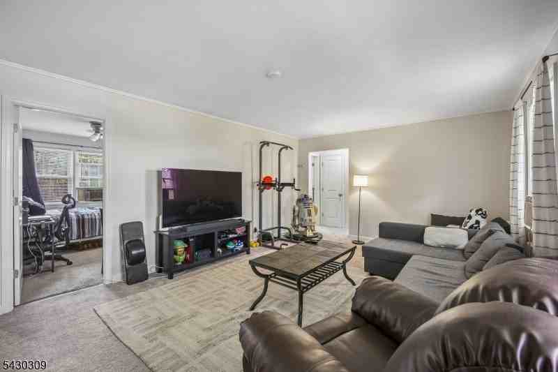 390 Morris Ave #8 - Photo 5 of 25