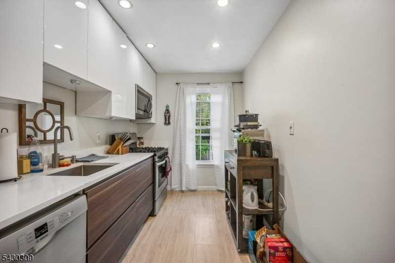 390 Morris Ave #8 - Photo 6 of 25