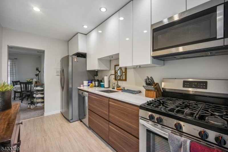 390 Morris Ave #8 - Photo 7 of 25
