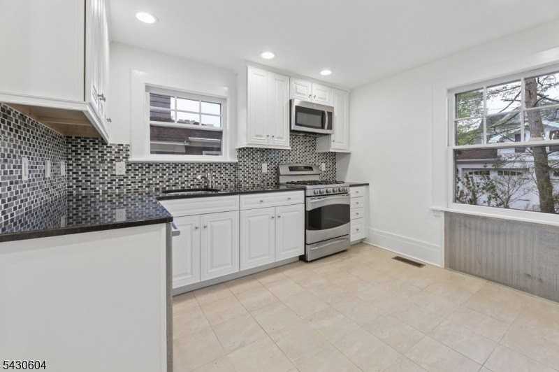 190 Fernwood Ave - Photo 7 of 19