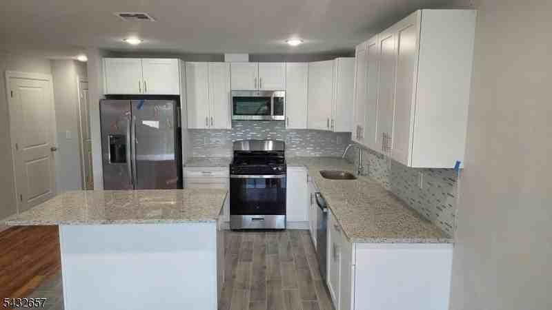 465 Hawthorne Ave #1 - Photo 5 of 28