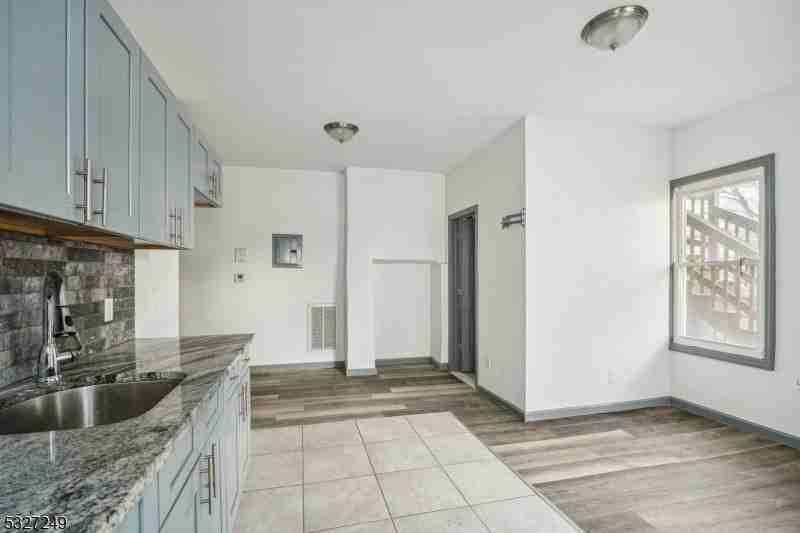 143 Valley Rd Apt R1 #1R - Photo 3 of 18