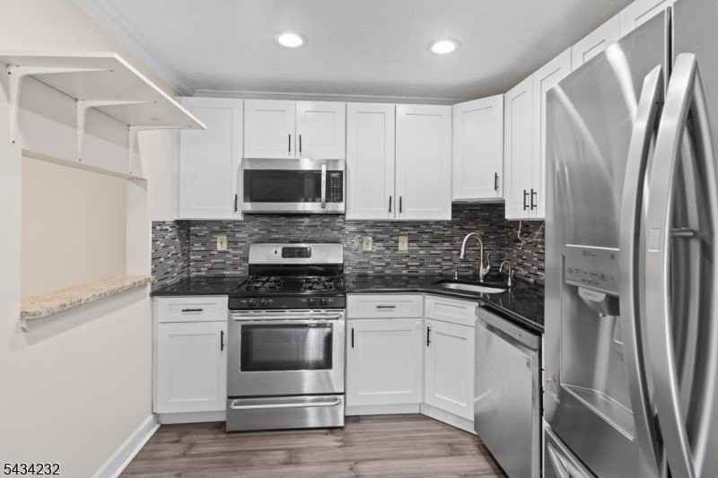 24 Amberly Ct - Photo 4 of 14