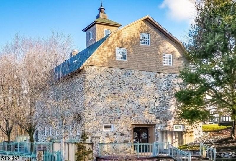 1023 Castle Rd - Photo 4 of 18
