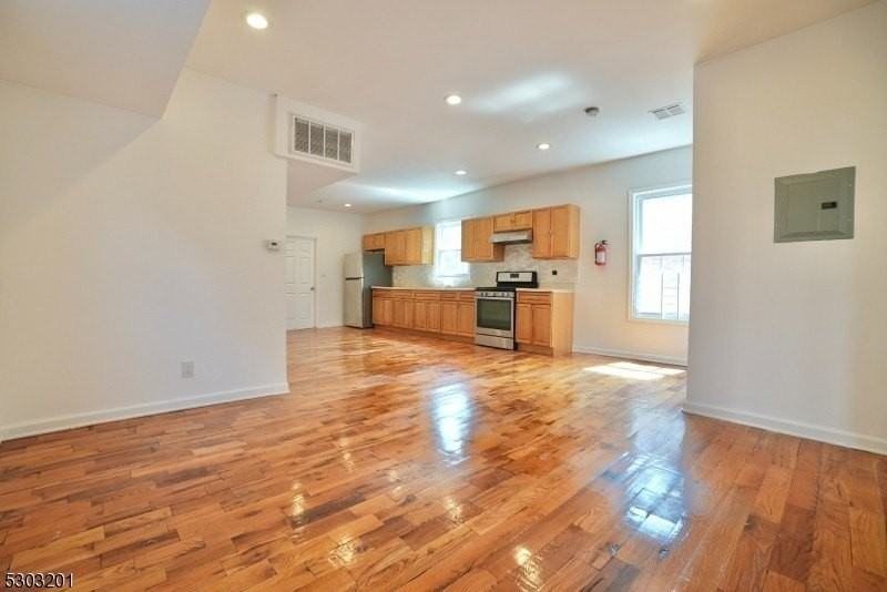 131 Sylvan Ave Apt 2nd - Photo 2 of 9