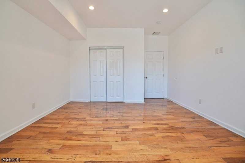131 Sylvan Ave Apt 2nd - Photo 4 of 9