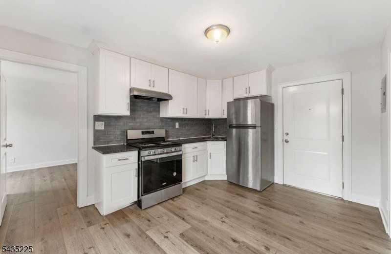 335 Henry St #3 - Photo 7 of 25